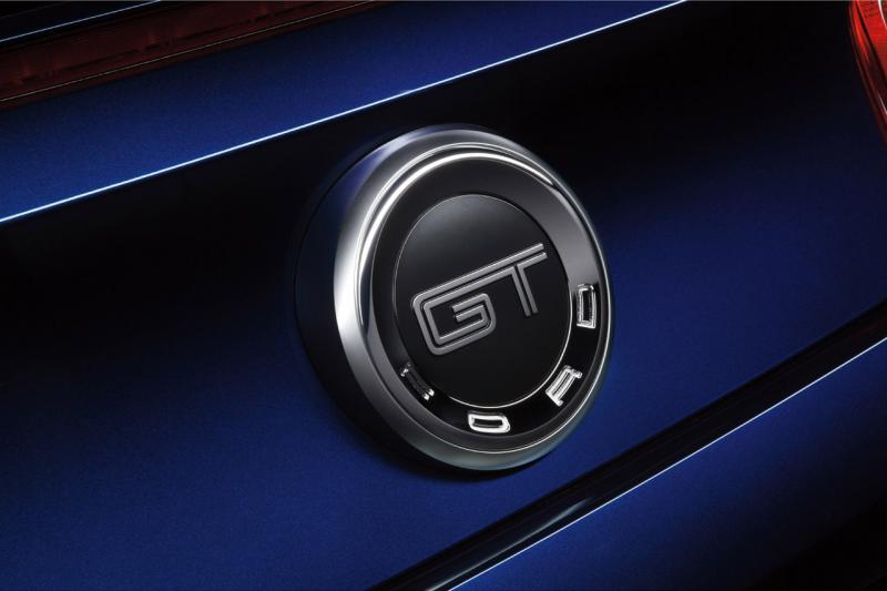 2010_ford_mustang_exterior_badge_v8_01.jpg