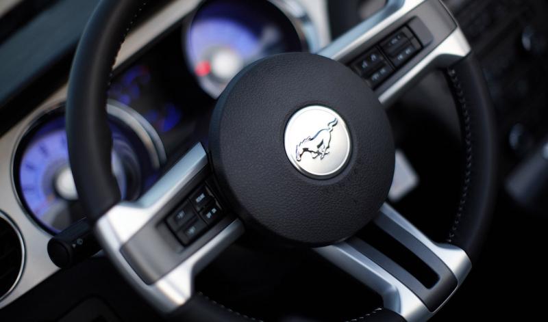2010_ford_mustang_interior_lenkrad03.jpg