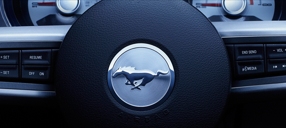 2010_ford_mustang_interior_lenkrad04.jpg