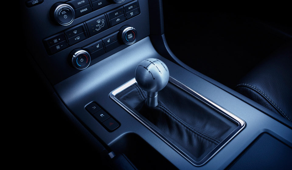 2010_ford_mustang_interior_schaltknauf02.jpg