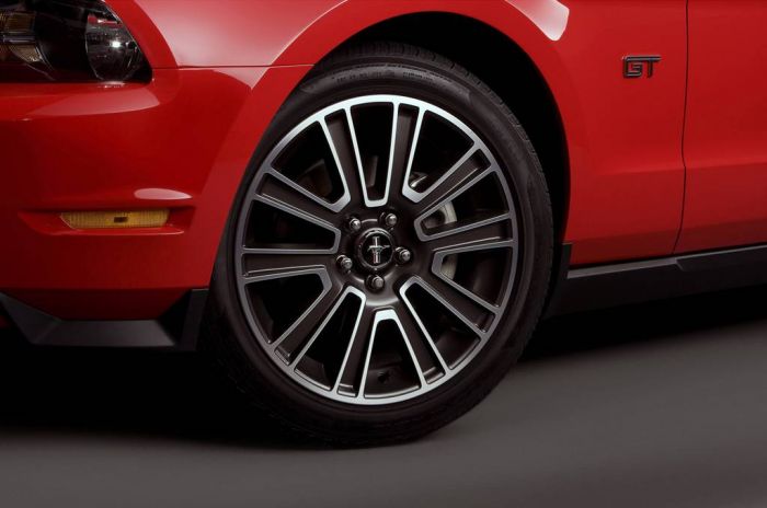 2010_ford_mustang_exterior_felgen03.jpg