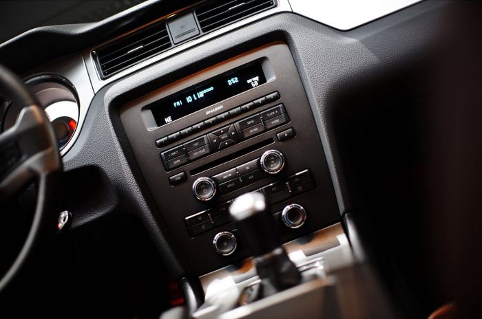 2010_ford_mustang_interior01.jpg