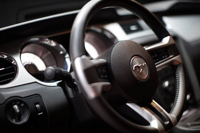 2010_ford_mustang_interior_lenkrad01.jpg