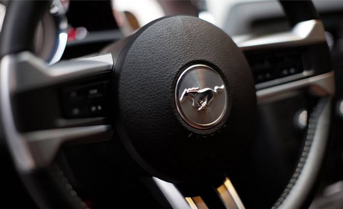 2010_ford_mustang_interior_lenkrad02.jpg