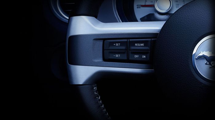 2010_ford_mustang_interior_lenkrad06.jpg