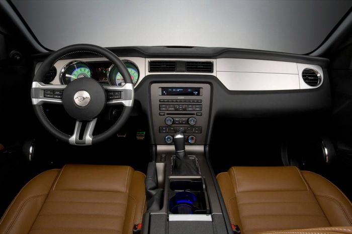 2010_ford_mustang_interior_sitze04.jpg