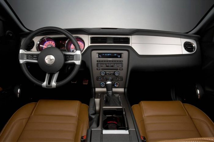 2010_ford_mustang_interior_sitze06.jpg