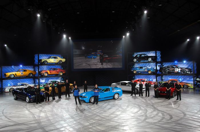 001_2010_ford_mustang_reveal02.jpg