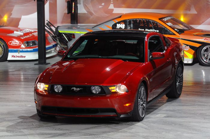 001_2010_ford_mustang_reveal04.jpg