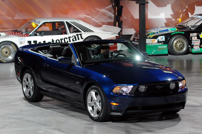 001_2010_ford_mustang_reveal05.jpg