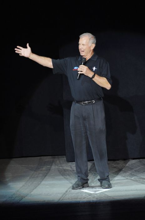 001_2010_ford_mustang_reveal10.jpg