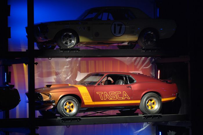 001_2010_ford_mustang_reveal12.jpg