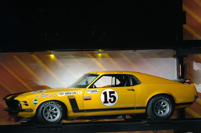 001_2010_ford_mustang_reveal17.jpg