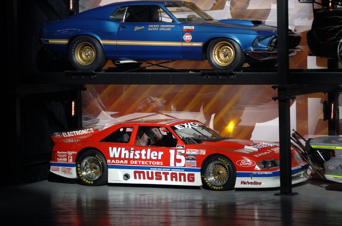 001_2010_ford_mustang_reveal19.jpg