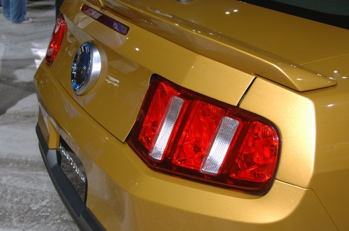 001_2010_ford_mustang_reveal31.jpg