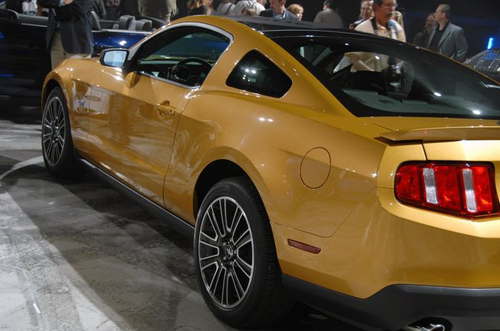 001_2010_ford_mustang_reveal33.jpg