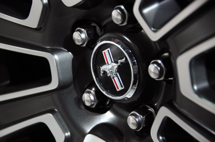 001_2010_ford_mustang_reveal35.jpg