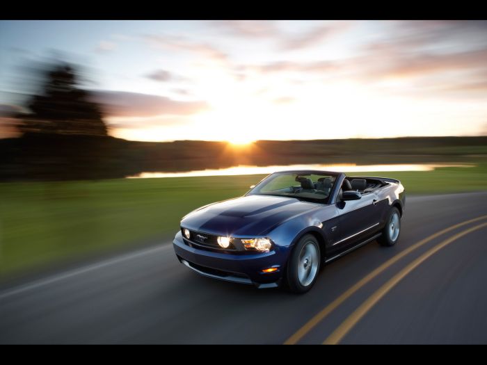 2010_ford_mustang_color_kona_blue_convertible02.jpg