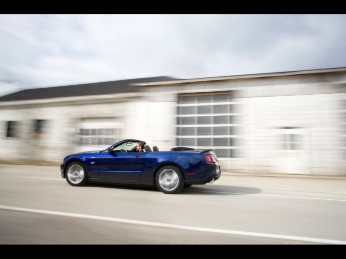 2010_ford_mustang_color_kona_blue_convertible04.jpg