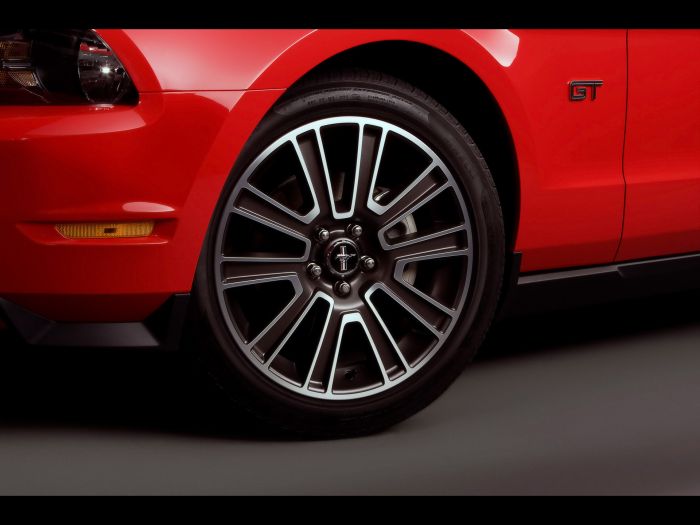 2010_ford_mustang_exterior_felgen03.jpg