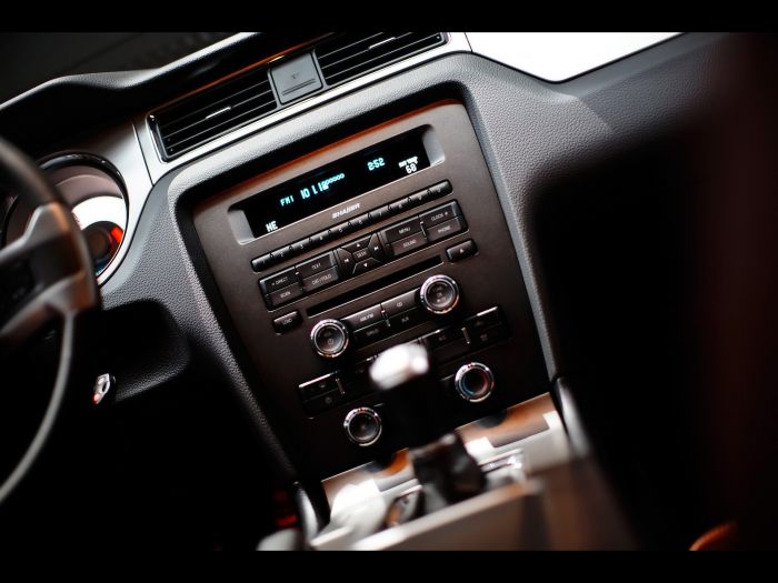 2010_ford_mustang_interior01.jpg