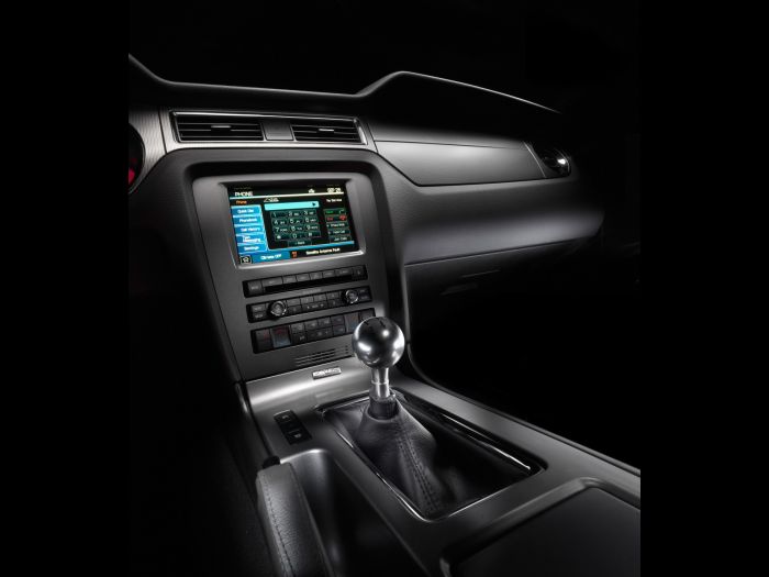 2010_ford_mustang_interior03.jpg