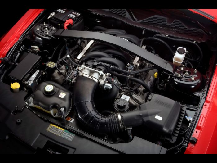 2010_ford_mustang_motorraum01.jpg