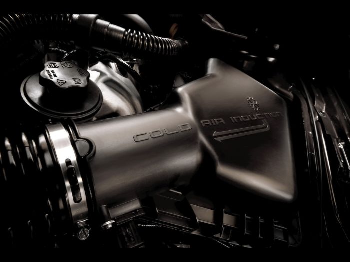 2010_ford_mustang_motorraum03.jpg