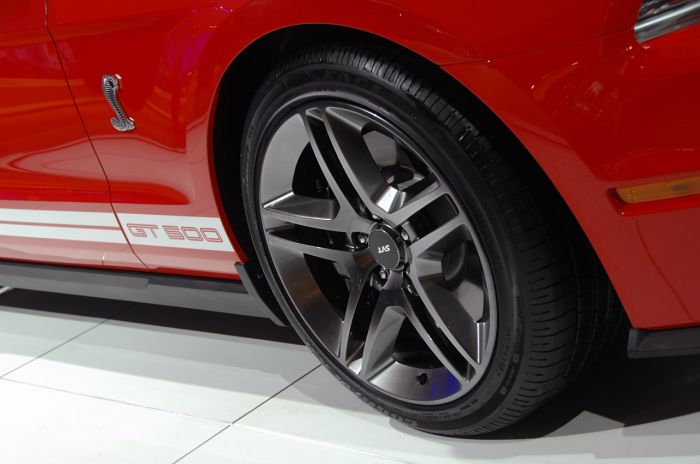 2010-shelby-gt500-coupe-rot-felgen1.jpg